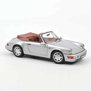Norev Modellauto Porsche 911 Carrera 2 Cabriolet (1990) in Silber, Maßstab 1:18, Detailaufnahme geöffneter Motordeckel mit detailliertem Boxermotor